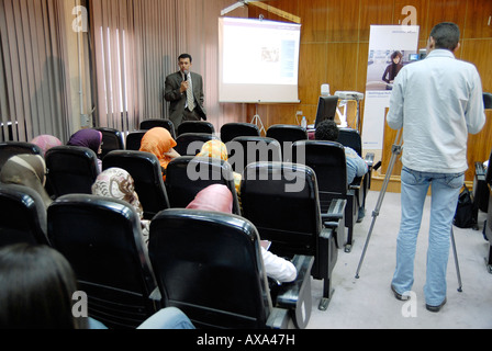 Gli studenti dell università del Cairo stanno partecipando a un workshop sui media online Foto Stock