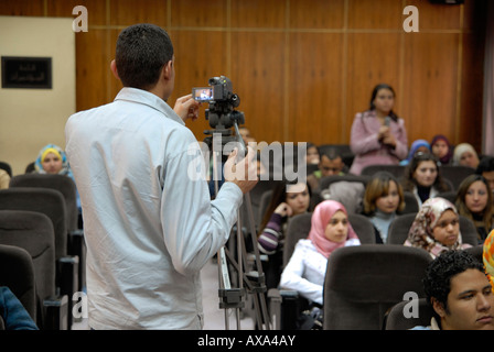 Gli studenti dell università del Cairo stanno partecipando a un workshop sui media online Foto Stock