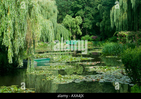 Giardino d'acqua/laghetto di ninfee con ponte giapponese a Claude Monet's House e giardini, Giverny, Francia Foto Stock