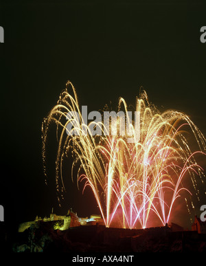 Fuochi d'artificio sul castello di Edimburgo con lo spazio al di sopra di una didascalia Foto Stock