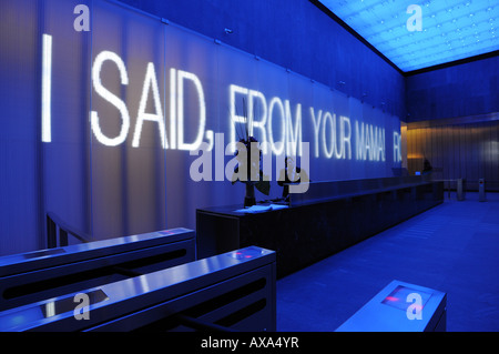 La lobby di 7 World Trade Center di Manhattan inferiore è immersa in un bagno di luce blu. Foto Stock