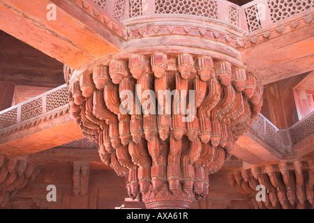 Dettagli architettonici in palazzo con dossi Fatehpur Sikri vicino a Agra India Foto Stock