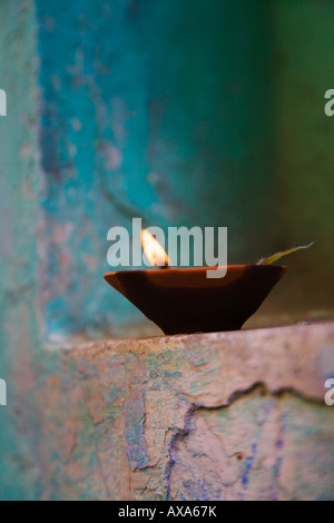 Lampada in un piccolo santuario fuori casa tradizionale Varanasi India Foto Stock