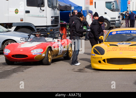 Giallo Ginetta G50 e Red Ginetta G20 Sports Racing Cars nel paddock di Oulton Park Motor Race circuito Cheshire England Regno Unito Foto Stock