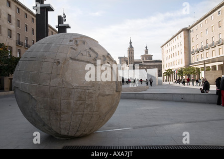 Globo di pietra nel pilastro quadrato, Saragozza, Aragona, Spagna Foto Stock