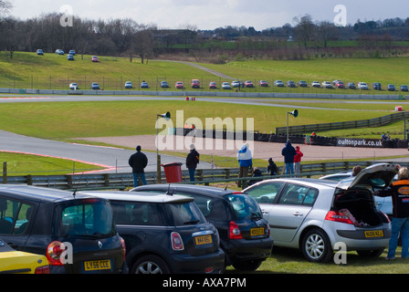 Vista generale di Oulton Park Motor Racing sul circuito di giorno di gara con le macchine parcheggiate e la folla in Cheshire England Regno Unito Foto Stock