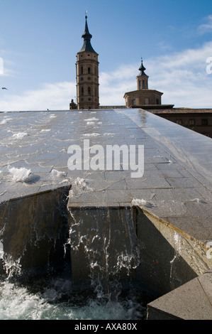 Fontana Hispanicity dal pilastro quadrato, Saragozza, Aragona, Spagna Foto Stock