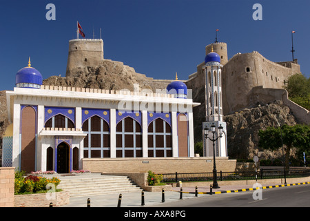 Masjid Al Khor moschea e il Al Mirani fort nella città vecchia di Muscat, la capitale del sultanato di Oman. Foto Stock