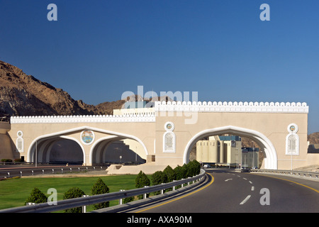 "Bab Mutrah' (Mutrah Gate,) una delle quattro antiche porte di accesso alla città vecchia di Muscat, la capitale del sultanato di Oman. Foto Stock