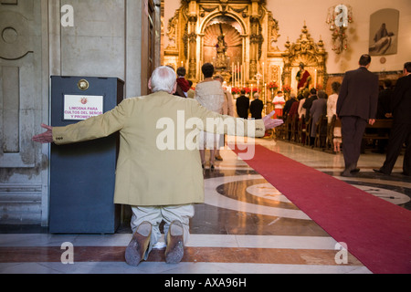 Il vecchio uomo inginocchiarsi e pregare Gesù del Gran Poder, Siviglia, Spagna Foto Stock