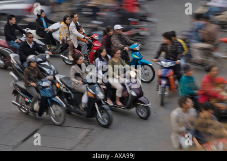 Moto sulla strada trafficata Hanoi Vietnam Foto Stock