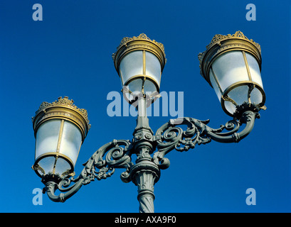 Lampioni sul ponte O'Connell, Dublino, sono stati sostituiti da duplicati realizzate dall'originale secolo vecchio stampi dal costruttore italiano Foto Stock