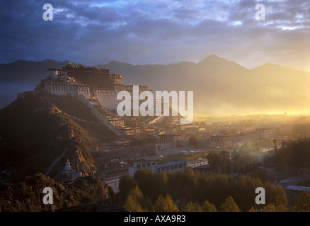 Palazzo del Potala, ex sede del Dalai Lama, Lhasa, in Tibet Foto Stock