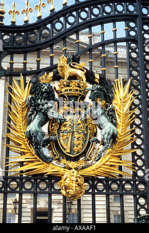 Royal Crest a cancelli di fronte a Buckingham Palace London Inghilterra England Foto Stock