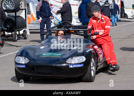 Nero Ginetta G20 Sports Racing Car nel paddock con meccanico durante la Ginetta campionato a Oulton Park Cheshire England Regno Unito Foto Stock