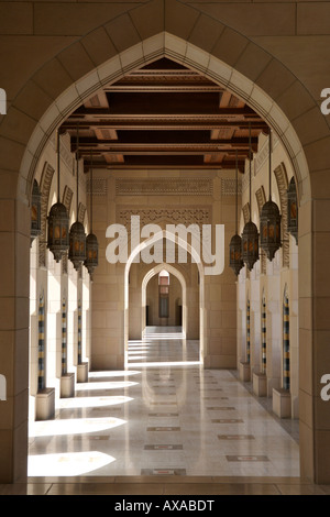 Arcate che circonda il Sultan Qaboos grande moschea di Muscat, della capitale di Oman. Foto Stock