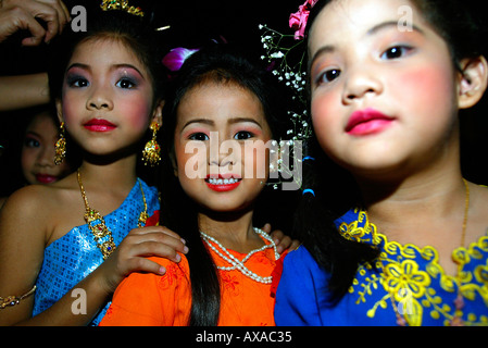 I bambini in Loy Krathong festival pageant a Mae Hong Son, a nord della Thailandia Foto Stock