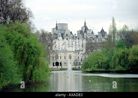 Ammiragliato vecchi edifici, Whitehall, da St James Park, London, Regno Unito Foto Stock