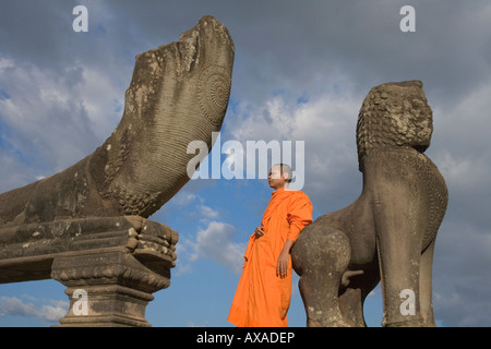 Monaco con lion statua Angkor Wat Cambogia Foto Stock