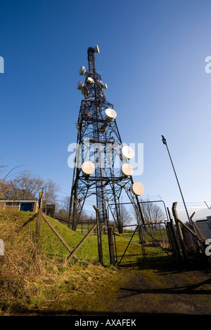 Un montante relè BT con parabole satellitari sulla torre Foto Stock