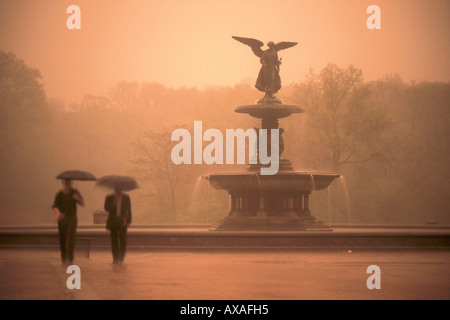 Gewitterregen Bethesda am Brunnen, Central Park, Manhattan New York, NY, STATI UNITI D'AMERICA Foto Stock