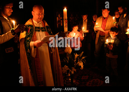 Celebrando la vigilia di Pasqua con la Canon Ian Sherwood presso la chiesa della Crimea, Beyoglu, Istanbul, Turchia Foto Stock