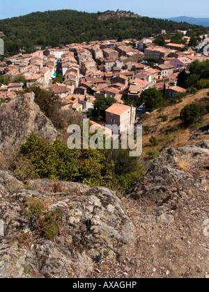 Una vista ampia si affaccia su case e tetti a le Garde Freinet in Provenza Foto Stock