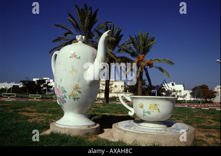 La scultura contemporanea chiamato Dolce Vita raffigurante una pentola e la coppa da Reshef Novick Segal (2000) in corrispondenza di una zona di residenza nella città di Ashdod Israele Foto Stock