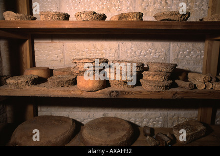 Ruote di formaggio di capra artigianale che matura in un seminterrato in Israele Foto Stock