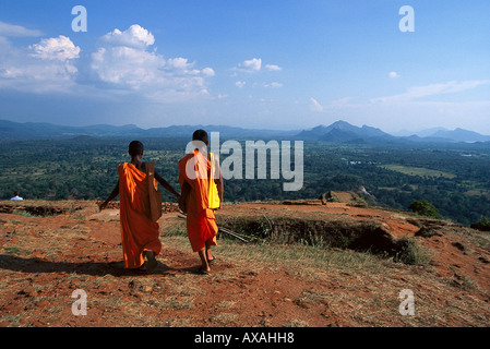 Due Monaci su Roccia di Sigiriya, Lion Rock, antica fortezza di roccia, Sigiriya, Sri Lanka Foto Stock