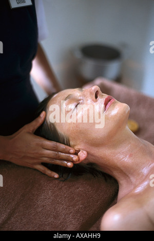 Donna con un olio essenziale di terapia, Ayurveda, Sri Lanka Foto Stock