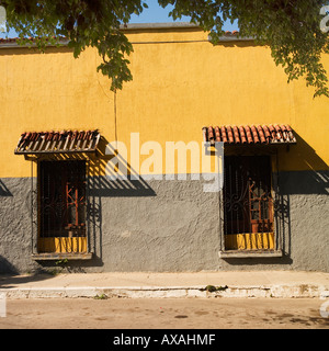 Colori luminosi di tropicale stile neo-classico caratterizzante architettura Sinaloan Foto Stock