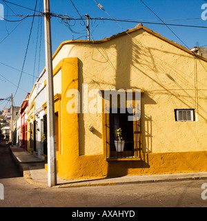 Colori luminosi di tropicale stile neo-classico caratterizzante architettura Sinaloan Foto Stock