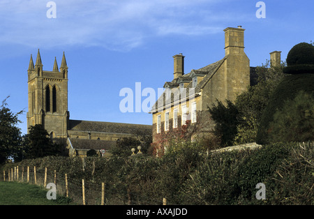 San Michele e Tutti gli Angeli, la Chiesa e la casa di Austin, Broadway, Worcestershire, England, Regno Unito Foto Stock