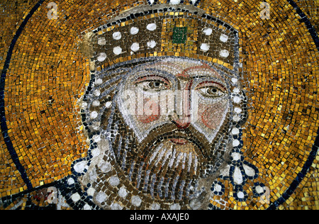 Dettaglio del mosaico bizantino raffigurante l'imperatore Costantino, all'interno di Hagia Sophia o Ayasofya costruito in ANNUNCIO 537 ad Istanbul in Turchia Foto Stock