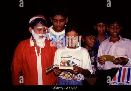 I bambini indiani cantano canzoni di Natale durante la celebrazione della vigilia di Natale a Panaji, conosciuta anche come Panjim, la capitale dello stato di Goa, nell'India sud-occidentale Foto Stock