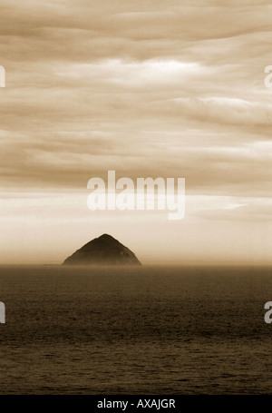 Ailsa Craig - dall'isola di Arran - immagine seppia monocroma Foto Stock