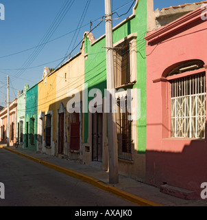 Fila di brillanti facciate colorate di colori luminosi di tropicale stile neo-classico caratterizzante architettura Sinaloan Foto Stock