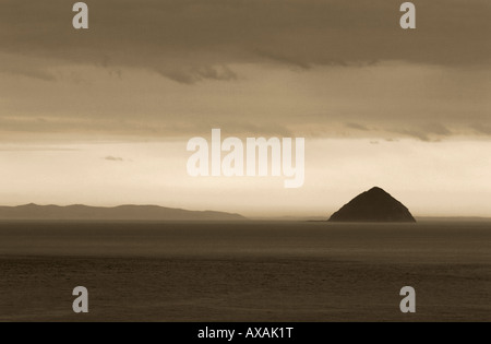 Ailsa Craig - dall'isola di Arran - Bianco e nero immagine Seppia Foto Stock