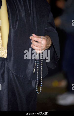 Penitente che trasportano un rosario presso la Semana Santa Foto Stock