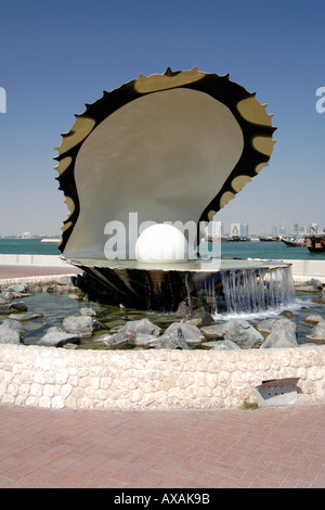 Il Monumento della Perla sulla Corniche di Doha in Qatar. Perle usato per essere del Qatar industria principale anche se ora è il gas naturale e il petrolio. Foto Stock