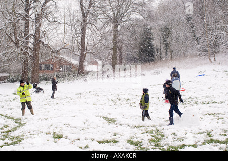 Persone a giocare nella neve in Dell a Beccles Foto Stock