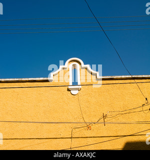 Colori luminosi di neotropical edificio coloniale, Mazatlan, Sinaloa, Messico Foto Stock