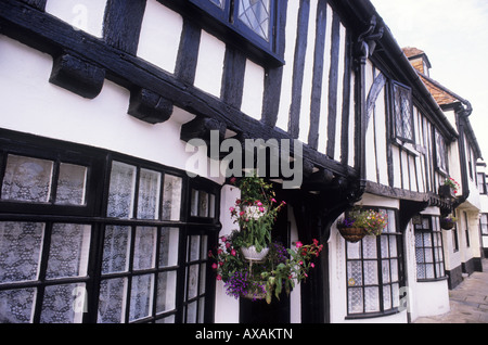 Hastings Old Town High Street in bianco e nero di edifici con travi di legno Foto Stock