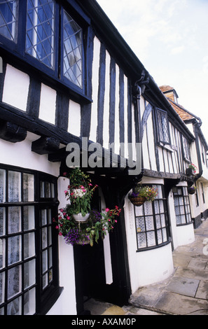 Hastings Old Town High Street scene in bianco e nero di edifici con travi di legno Sussex England Inglese Regno Unito tradizionali case di architettura Foto Stock