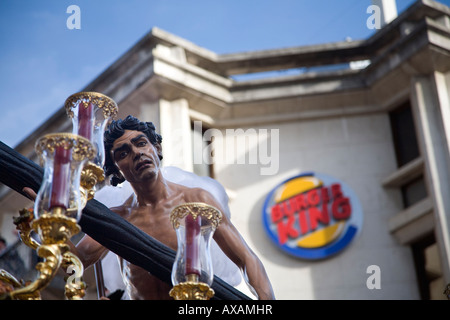 Simone il Cirenean aiutare Gesù a portare la croce, la Settimana Santa di flottazione, Domenica delle Palme, Siviglia, Spagna Foto Stock