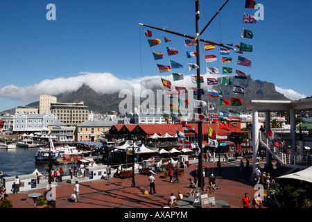 Affacciato sul quay 5 V&A waterfront con table mountain in background cape town Western Cape Province sud africa Foto Stock