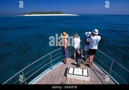 Barca si avvicina Wilson Island, l'Isola Heron, della Grande Barriera Corallina, Queensland, Australia Foto Stock