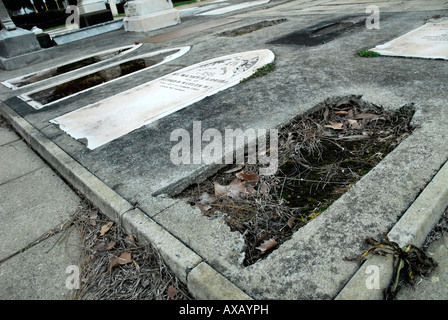 Mancante, soggetto ad atti vandalici lapide nel cimitero di Pioneer. Guildford, Perth, Western Australia Foto Stock