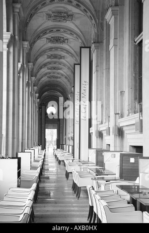 Cafe Marly situato nel Louvre Art Museum Building, Parigi, Francia Foto Stock